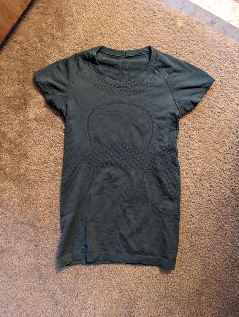Lululemon Swiftly Tech Short Sleeve Athletic Tee in Dark Green Size 6